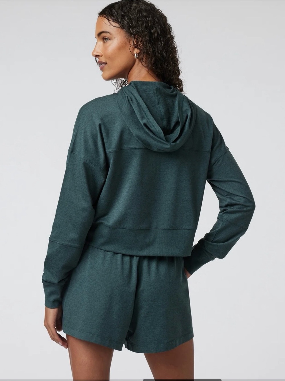 Vuori Halo Half Zip Cropped Hoodie Grove Heather Green - Picture 3 of 10